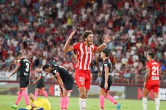 阿隆索西甲赛场胜利荣归家乡，球迷欢腾庆祝